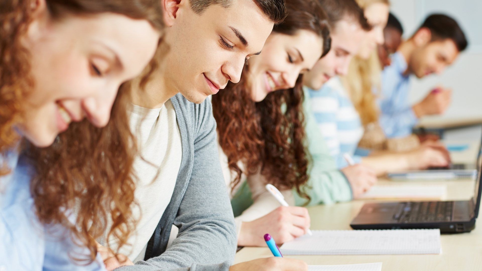 Ogromne kolejki do zapisów na kursy językowe: brak miejsc i frustracja kandydatów